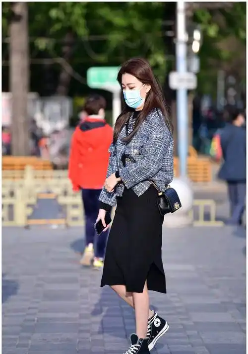 帆布鞋,春季里的时尚女生,穿出休闲风格,还可以展示身材