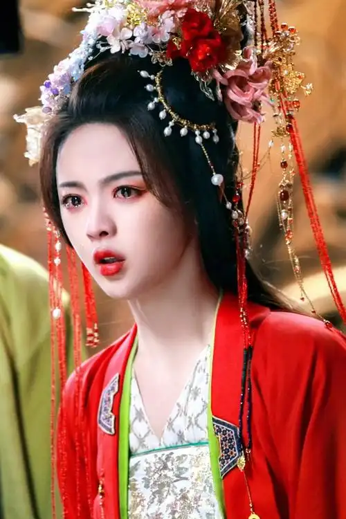 杨超越穿红色嫁衣娇艳动人 满眼含泪惹人怜