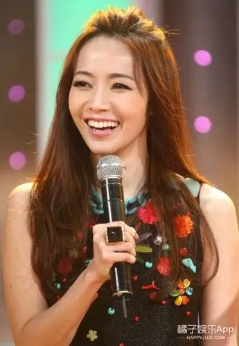 侯佩岑:甜美爱笑,端庄知礼的美女主播