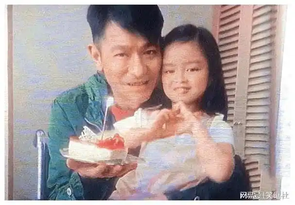 62岁刘德华辟谣再当爸爸:还没有!58岁朱丽茜被曝高龄怀二胎