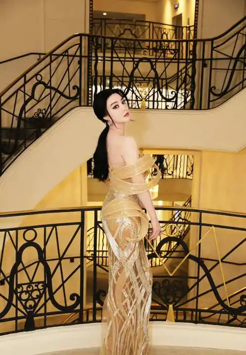 红毯:范冰冰5月20日首秀礼服"金女神"科技感十足_查尔斯·芬奇_造型