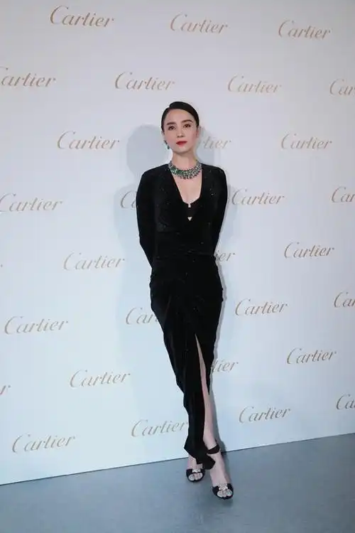 宋佳穿衣好有大片感一袭流苏黑裙灵动随性高丸子头太利落