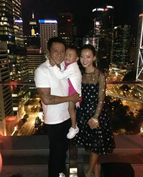 55岁魏骏杰2008年与细他20岁的内地女友张利华结婚,女方婚后多次被拍