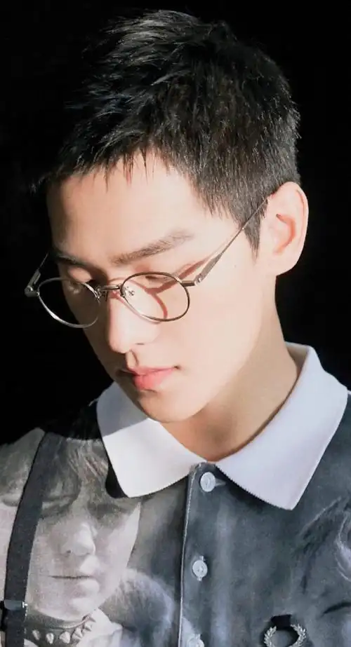 五官立体,真的好适合寸头帅疯了@杨洋