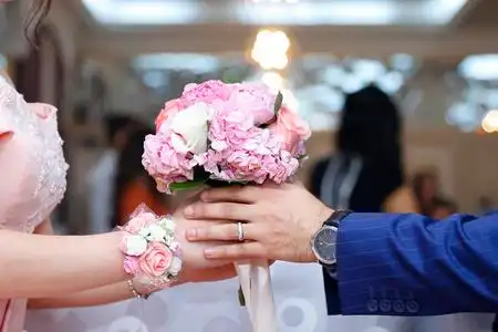 手拿着订婚花, 新郎把订婚花给新娘, 装扮成订婚花, 新郎与新娘.