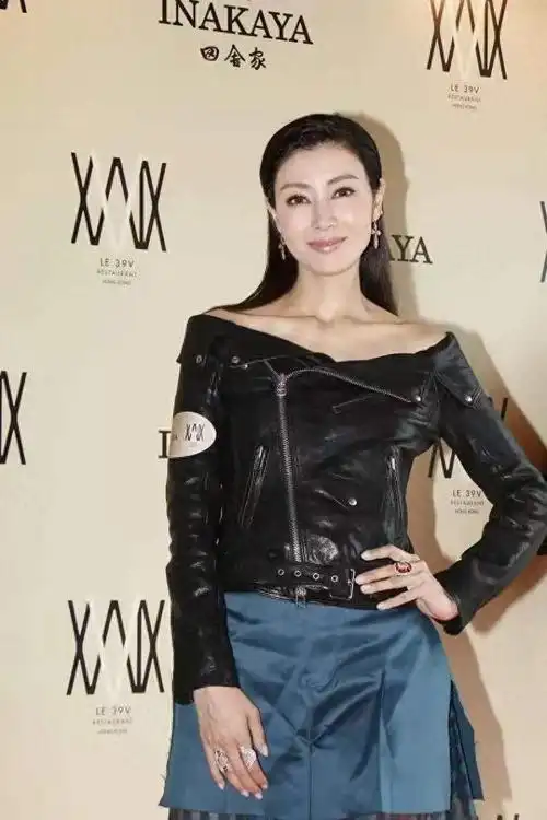 李嘉欣不愧是最美阔太穿紫色抹胸裙亮相51岁这气质绝了