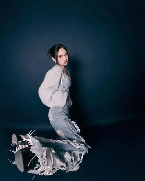 杨丞琳穿心型吊带裙秀香肩纤腰笑容灿烂如少女李荣浩都心动了