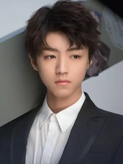 王俊凯和石翔在恋爱吗 石翔哪里冒出来的和王俊凯吻照都有了