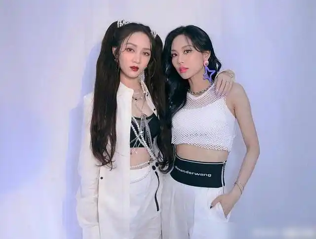 王霏霏孟佳心有灵犀,默契编排了同一动作,可惜票数差距悬殊