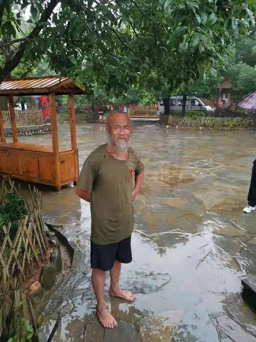 岜沙苗寨老人赤脚行走,经沟通老人以前在太原古交当兵.