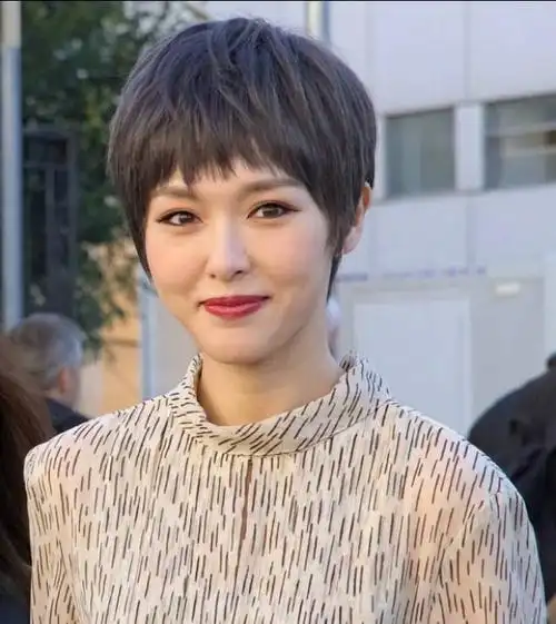 35岁唐嫣短发造型