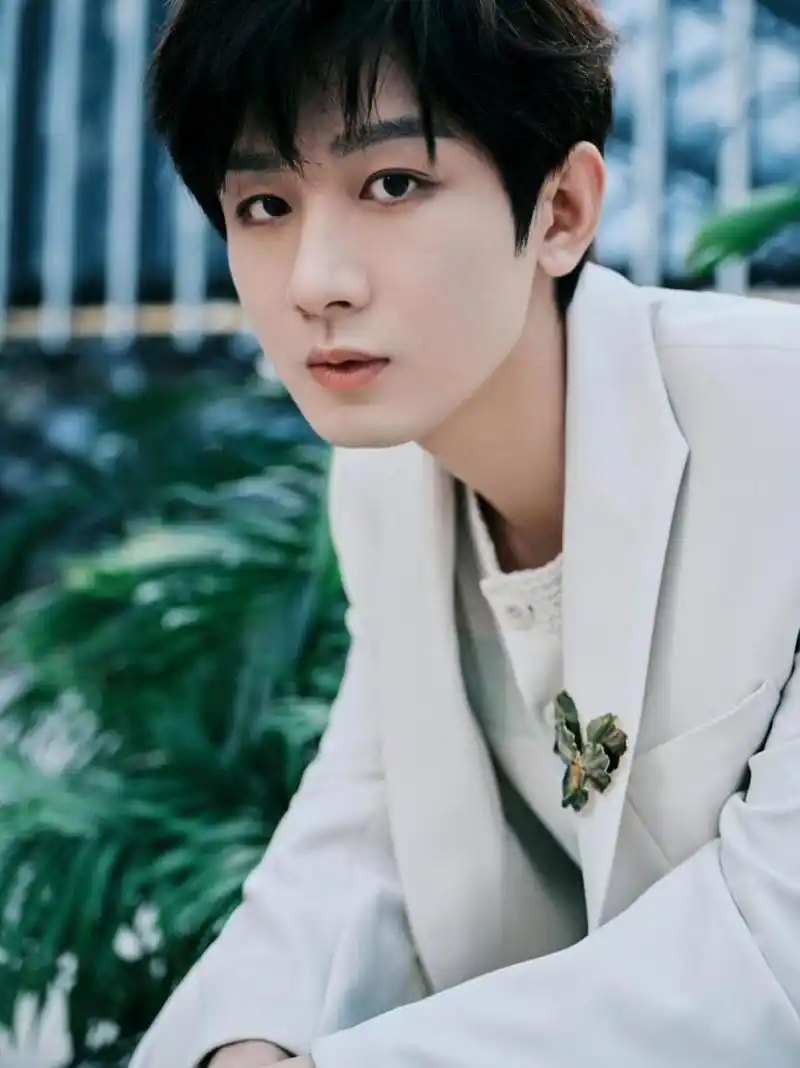 成毅经纪公司辟谣】近日,有网友发现成毅与在《莲花楼》当中饰演石水