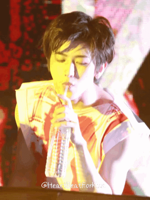 蔡徐坤动图 k全球发布会 dj喝水水