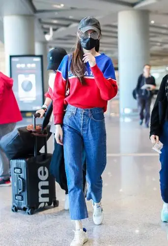 唐嫣今日现身北京首都机场,身穿拼色毛衣搭配牛仔裤,高挑又显瘦