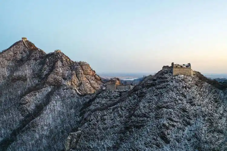 夕阳下的箭扣长城雪景(2月13日摄,无人机照片).