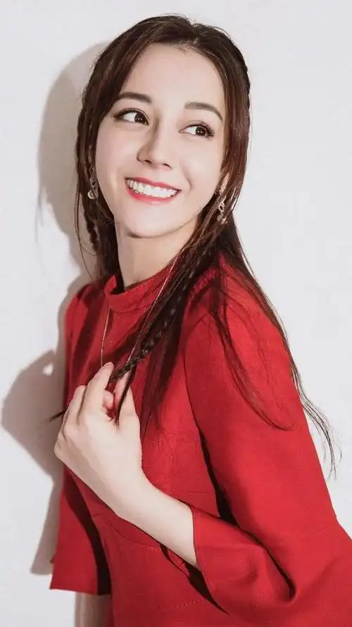 迪丽热巴最新刘海造型既复古又减龄推荐时尚达人