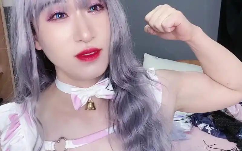 当女装大佬展示肌肉