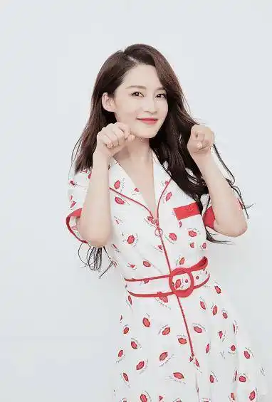 李沁总算肯换风格了,穿露胃装显"蚂蚱肚"抢镜,拍完包裹严实太真实了