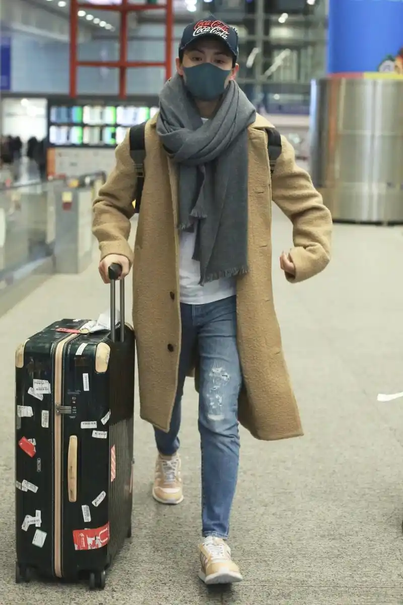 马天宇呢大衣牛仔裤运动鞋 简约休闲