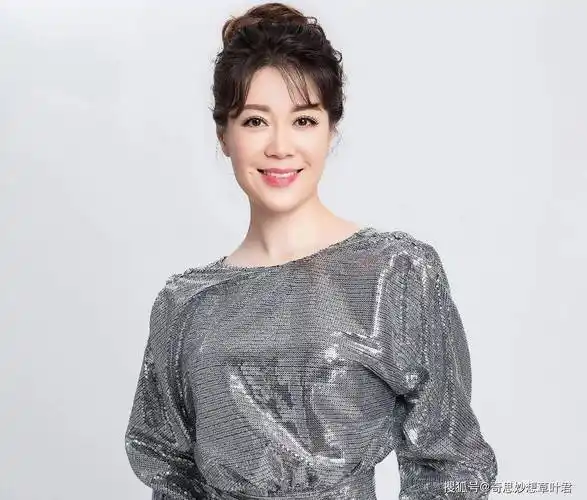 央视主持人文静直播中门牙掉落,她的反应堪称素养天花板!