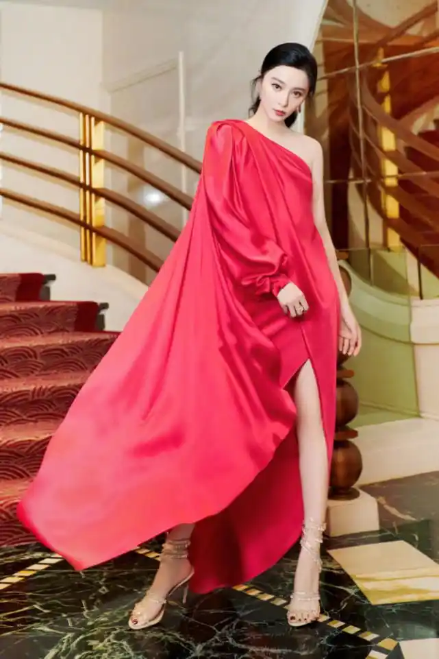 范冰冰上台领奖出现搞笑一幕,颁奖男士看到冰冰靠近竟本能挪开