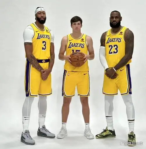 北京时间10月3日,nba新赛季媒体日迎来,各支球队也都拍摄了定妆照