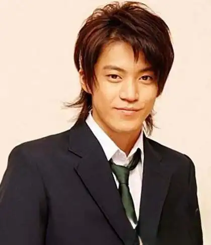 小栗旬热血高校发型个性帅气展现男子汉气概