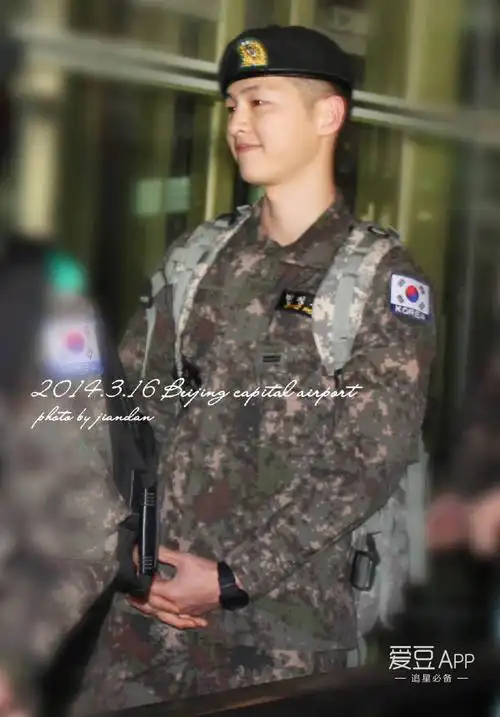 中韩友好演出宋仲基一身帅气军装主持!