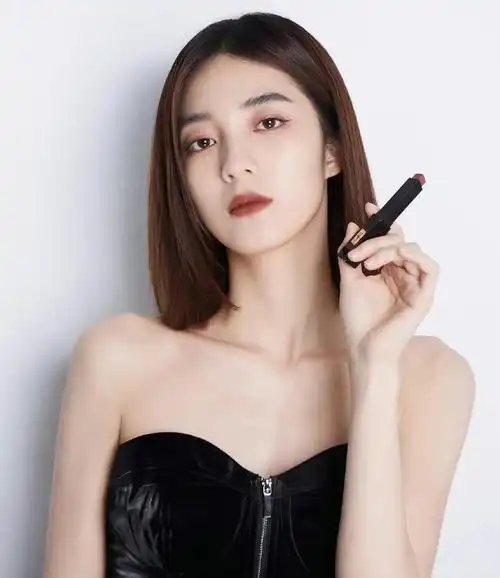 万鹏高清魅力写真,优雅迷人!__财经头条