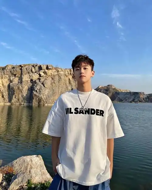 00后做模特是怎样体验腰细胸厚脱衣有肉这身板比同龄年轻人好