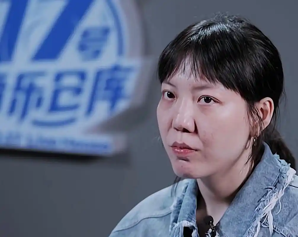 吴莫愁素颜登台,在《17号音乐仓库》里演唱《我敢》.