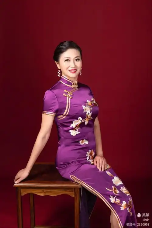 最美不过旗袍,优雅坐姿让生活多了几分恬静,多了一道风景