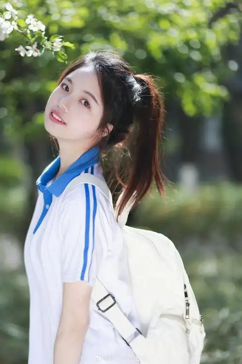 梦回高中(●v●)95  今天浅浅装嫩一回  穿上高中的校服,似乎又回到