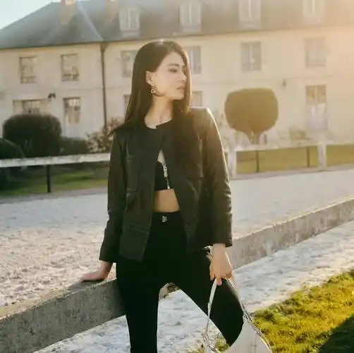 从徐璐最近的行程来看,三月初还去巴黎时装周看秀,结束以后没有回来