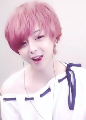 主播为人气男扮女装被老爸逮到后当着百万网友面舔手指