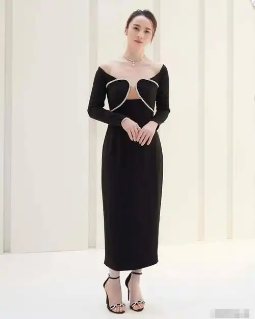 穿绿裙领子低到肚脐眼蒋勤勤一点不保守还好气质撑住了