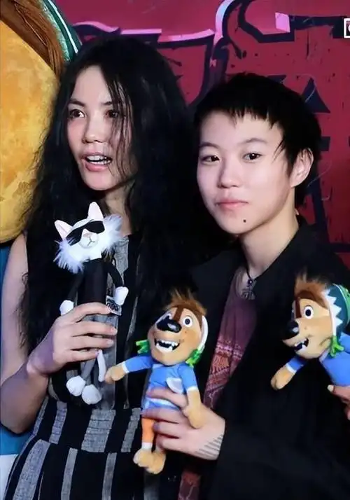 遗产绝不留给父母王菲女儿窦靖童出言不逊被周迅带坏了