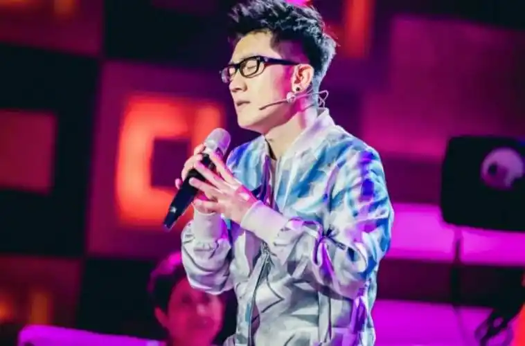 乐评人树娃说到:"自《中国好声音》认识金志文后就对他关注至今.