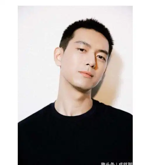 杨洋的短碎发man炸!李现剪寸头王一博换短发,夏季潮男发型来袭