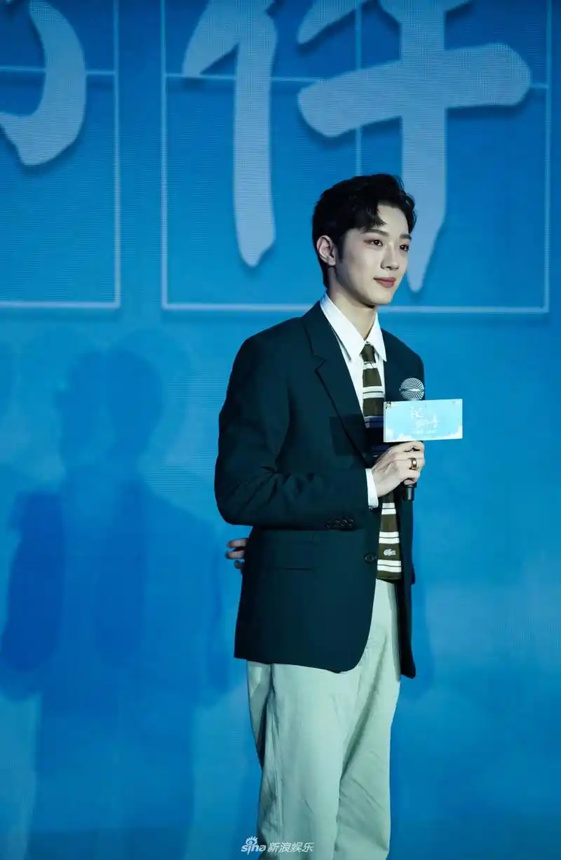 组图:《初恋那件小事》举办发布会 赖冠霖穿校服演绎初恋款学长_高清