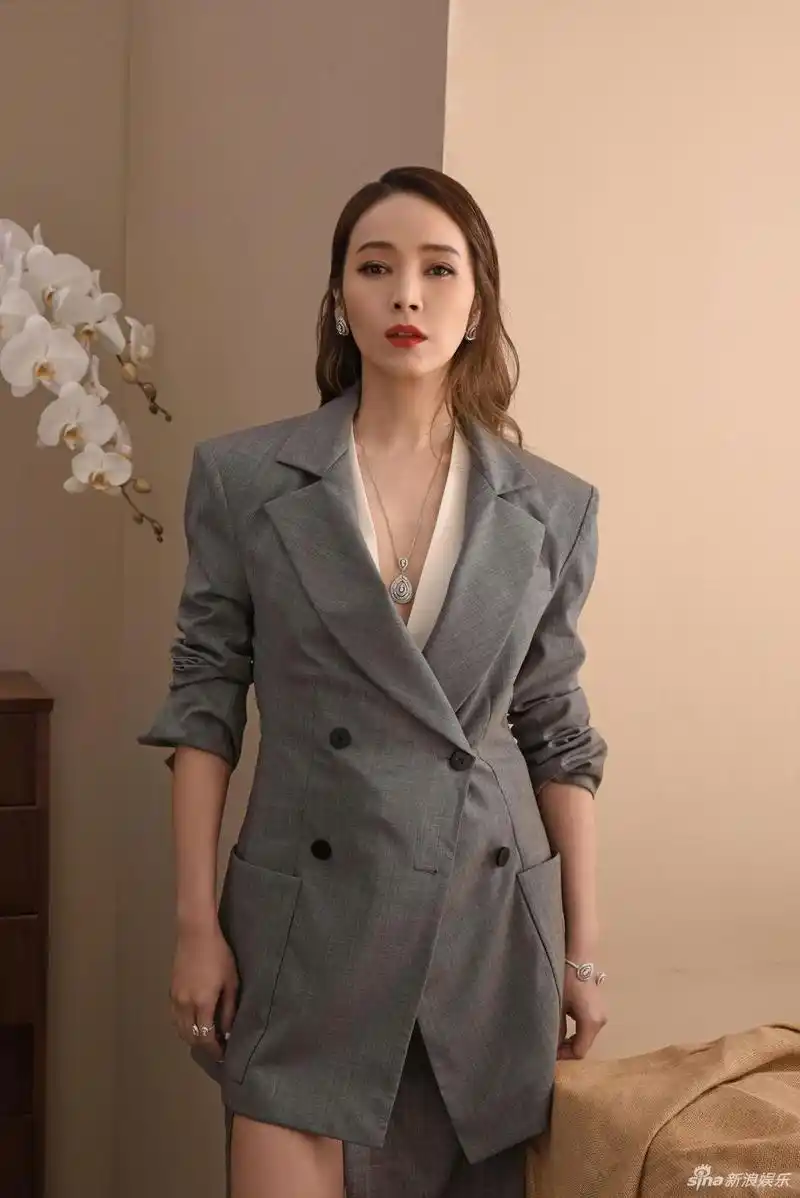 38岁侯佩岑红唇风情大片