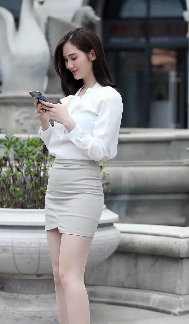 时髦又气质的西装裙搭配高跟鞋女人味十足,彰显独特的时尚感!