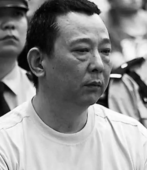 他身价400亿汶川地震时捐出5000万落网时被缴获一个排的武器