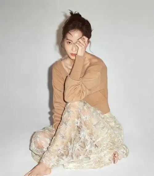 韩艺瑟近照放出,穿浅棕一字肩针织衫,长发披肩女神范十足_造型_身材