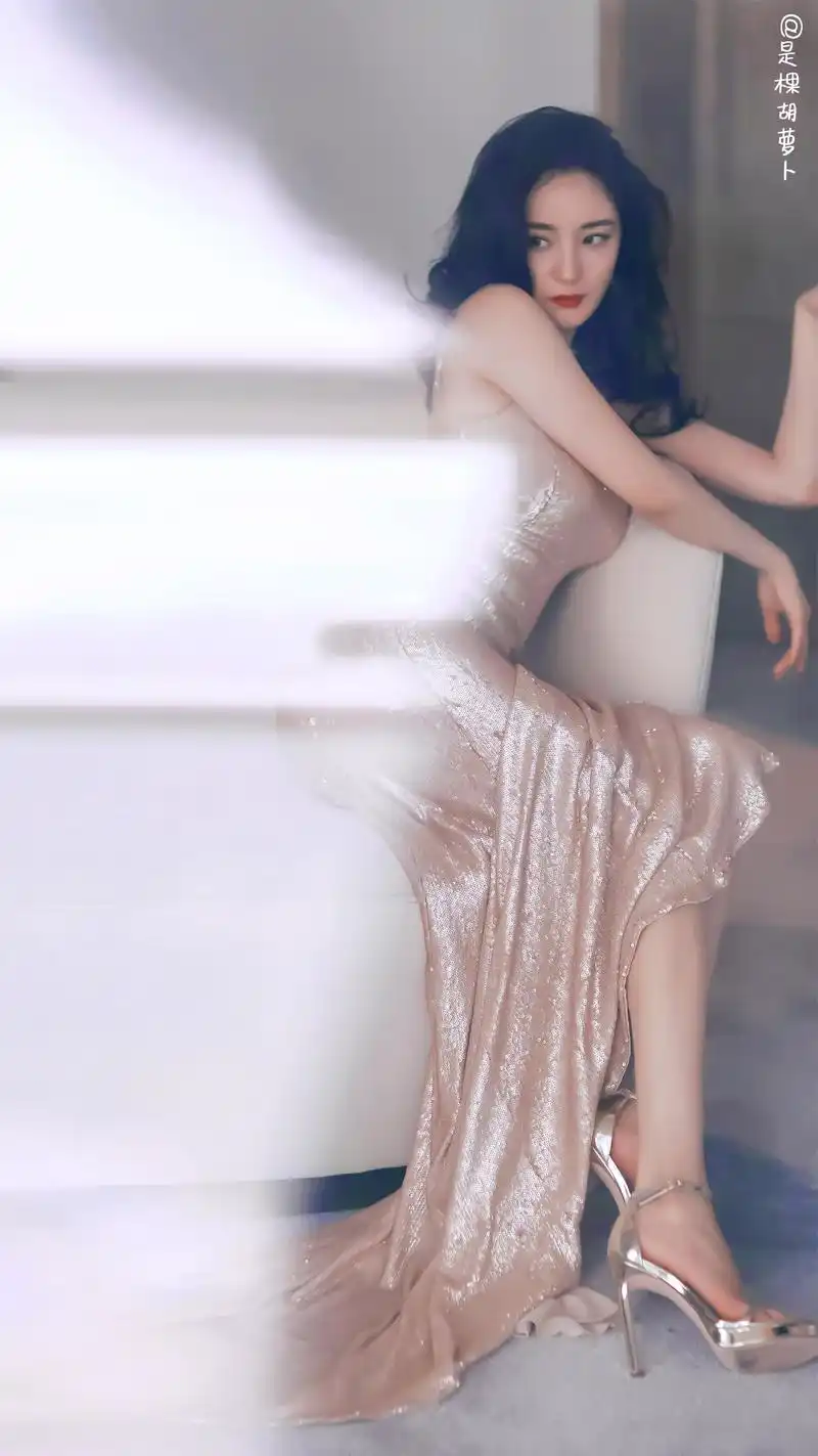 碧海蓝天,美人如画,杨幂以一袭香槟金斜肩礼服亮相雅诗兰黛品牌活动