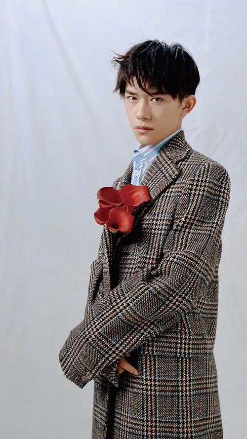 小鲜肉易烊千玺帅气写真图片手机壁纸 - tt98图片网