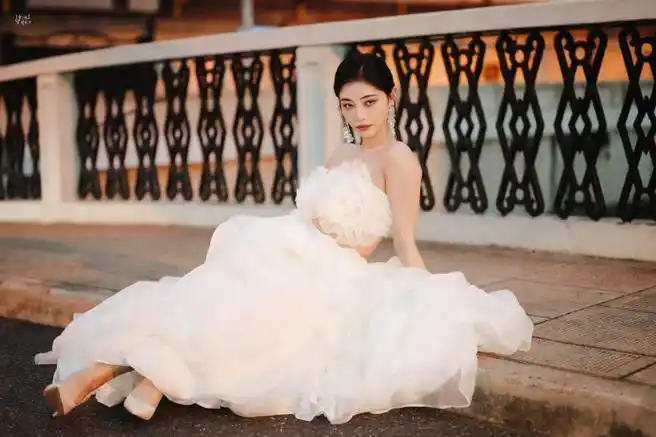 许佳琪白玫瑰婚纱大片