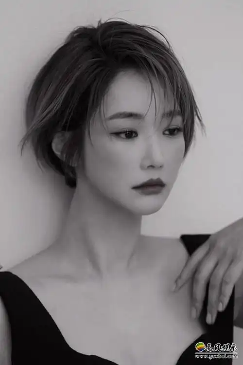 高俊熙最新杂志写真近日曝光,独特的俏丽短发气场,吸引了广大粉丝目光