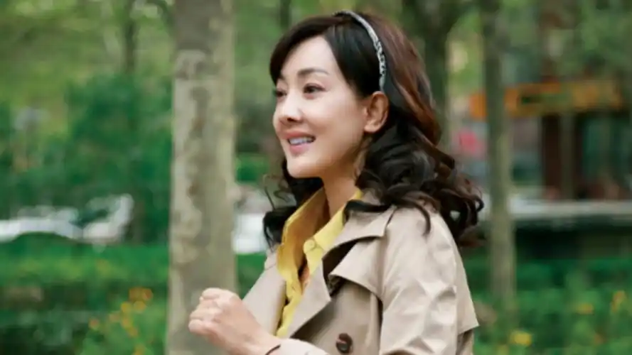 牛莉懒理整容风波甜蜜庆七夕阳光下白得发光富豪老公罕露面