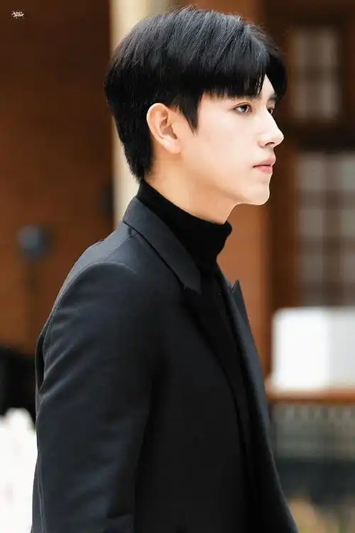 陈飞宇黑色高领毛衣造型